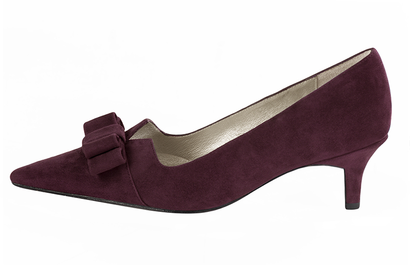 Wine red women's dress pumps, with a knot on the front. Pointed toe. Medium slim heel. Profile view - Florence KOOIJMAN